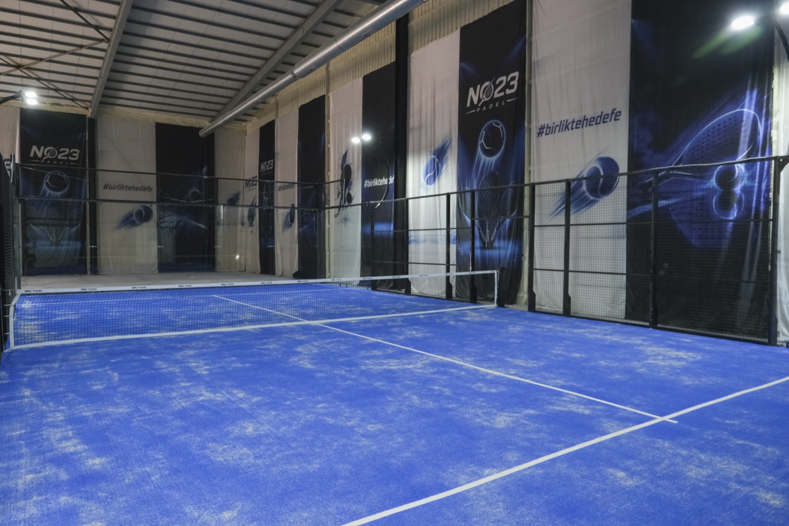 No23 Padel kortu — file ve panoramik cam duvarlar