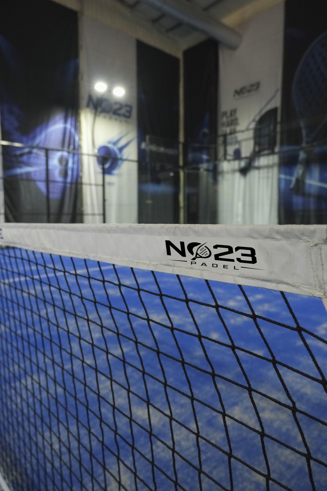 No23 Padel markalı file bandı ve mavi kort zemini